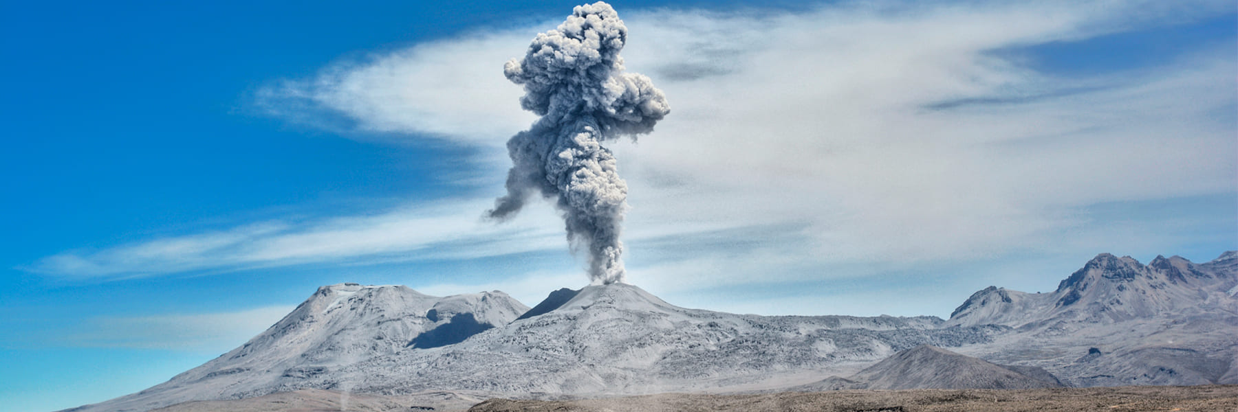 Explosión con emisión de gases y cenizas en el volcán Sabancaya