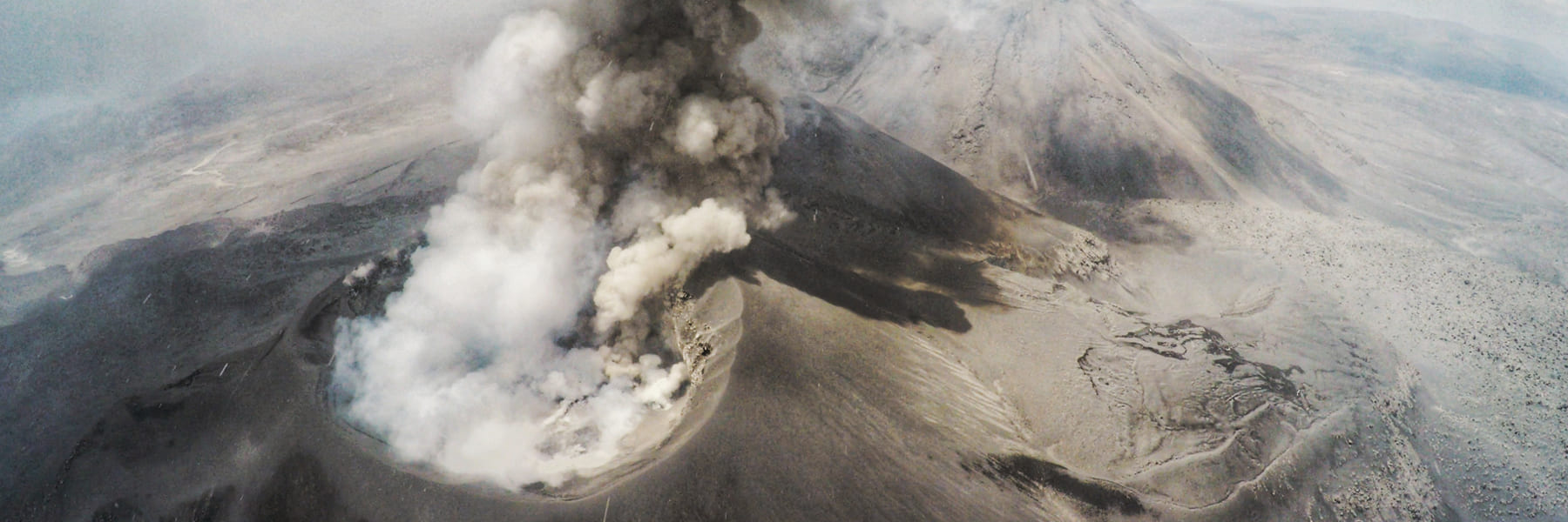 Cráter del volcán Sabancaya fotografiado con un dron